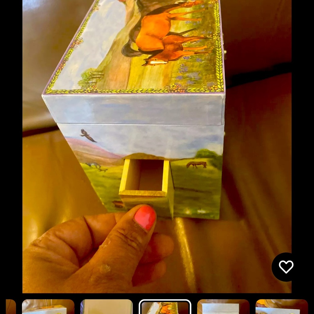 Enchantmints Horse Ranch Music Box
Equestrian Jewelry Drawers Works - Picture 6 of 7